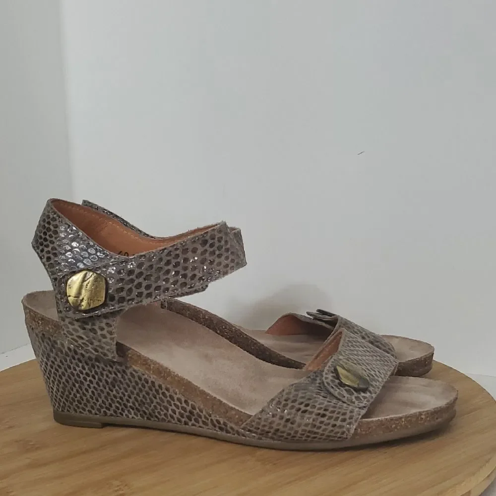 Taos Footwear Festival Snakeskin Taupe Leather Wedge Sandals Women's Size EU 39